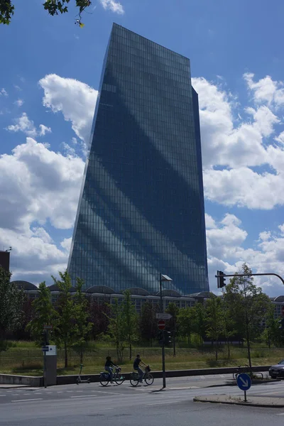 晴れた日に北からヨーロッパ中央銀行のシルエット 美しい雲と青い空 — ストック写真