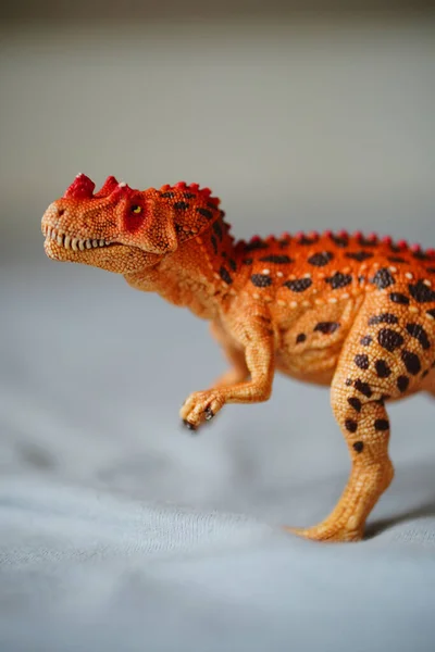 Selektywne Ujęcie Modelu Zabawki Marki Schleich Utahraptor — Zdjęcie stockowe