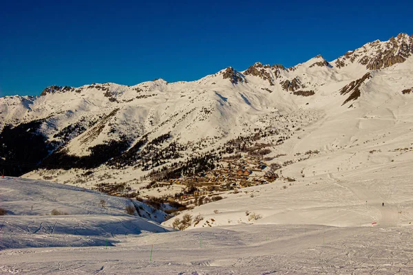 Uma Vista Panorâmica Uma Montanha Nevada Sob Céu Claro Sem — Fotografia de Stock