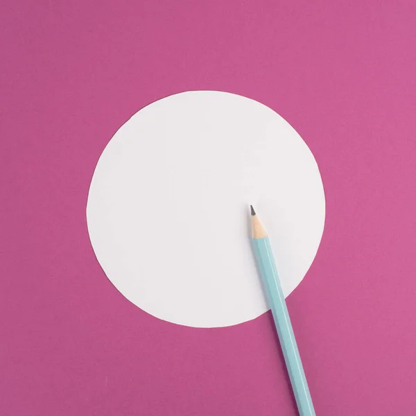 ピンクの紙の背景に鉛筆 テキスト ミニマリズム 創造性とビジネスコンセプトのためのコピースペースを持つホワイトサークルフレーム パステルカラー — ストック写真