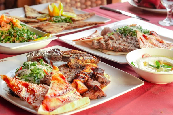 Una Vista Mesa Llena Comida Carne Verduras Sopa — Foto de Stock