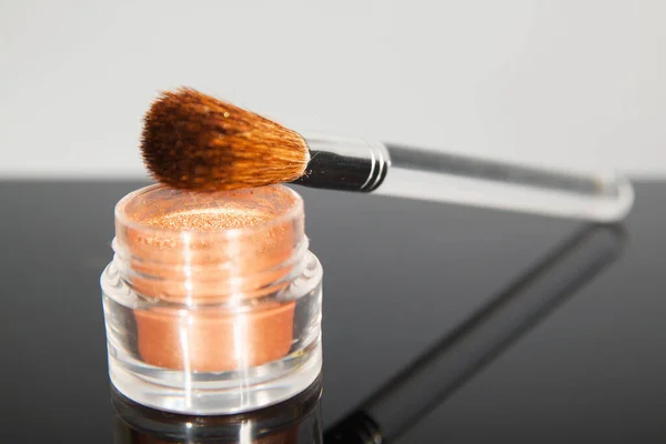 Närbild Skott Kruka Orange Glittrig Makeup Pulver Och Borste — Stockfoto