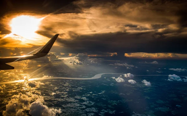 Foto Ventana Vuelo Con Nubes Río Lluvia Durante Amanecer Atardecer —  Fotos de Stock