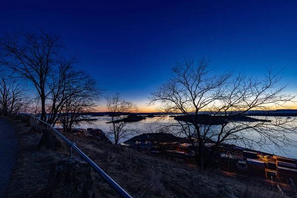 Ein Blauer Abendhimmel Über Kahlen Baumsilhouetten Ufer Eines Sees — Stockfoto