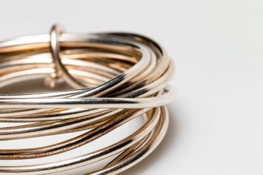 Mücevherler için gümüş kablo beyaz arkaplanda izole.