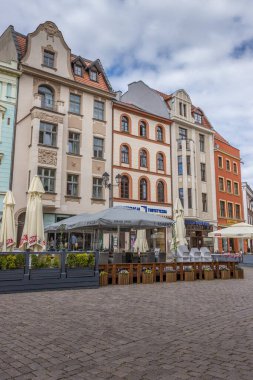 Polonya 'nın renkli binaları ve kafeleri olan Torun' daki tarihi Eski Şehir 'in ana meydanının dikey görüntüsü.