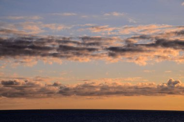 Bulutlar, Okyanus yakınlarındaki Günbatımında Renkli Bulutlar