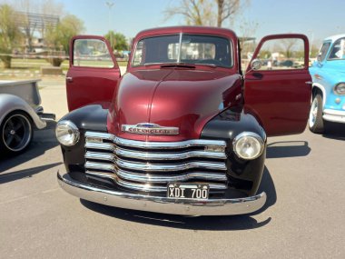 GM 'den eski kırmızı ve siyah kamyonet Chevrolet Thriftmaster 1947. Kapılar açık. Alet edevat mı, tarım aleti mi? Ön manzara. Expo Fierros 2021 Klasik araba şovu