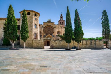 Benedictine Manastırı. Sant Cugat Kraliyet Manastırı Katalonya 'daki ortaçağ sanatının en önemli örneklerinden biridir.