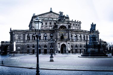Almanya, Dresden 'deki Semperoper Dresden opera binasının gri tonlu bir görüntüsü.