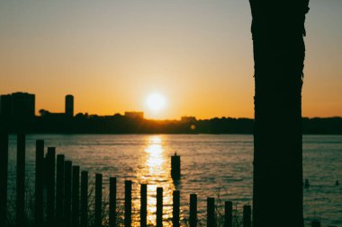 New York 'un Küçük Adası' nın karşısındaki nehrin karşısında güzel gün batımı