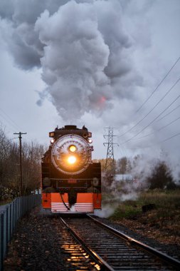 Oaks Park, Portland, Oregon, ABD 'deki Holiday Express tren lokomotifinin dikey çekimi.
