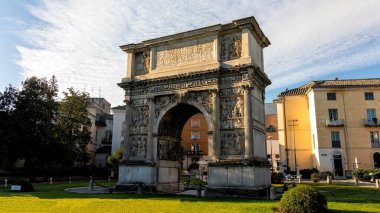 Benevento, Güney İtalya 'daki ünlü Trajan' s Arch 'ın açık hava görüntüsü.