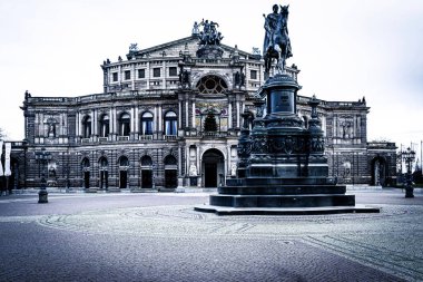Dresden, Almanya 'daki Semperoper Dresden opera binasının ve Kral Johann' ın heykelinin gri tonlu bir görüntüsü.
