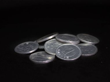 Siyah arka planda izole edilmiş Yen para yığınının yakın çekimi
