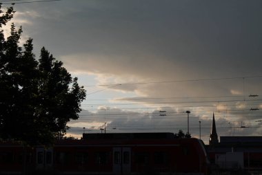 Gün batımında bir tren istasyonu.