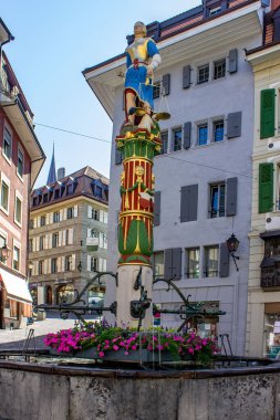 İsviçre, Lozan 'daki bir çeşmenin üzerindeki Adalet Heykeli' nin dikey çekimi.