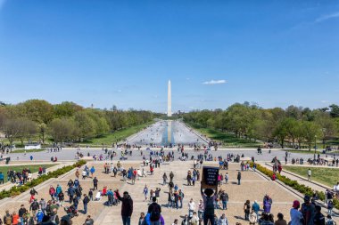 Arka planda Washington Anıtı olan Ulusal AVM 'yi ziyaret eden turist kalabalığı