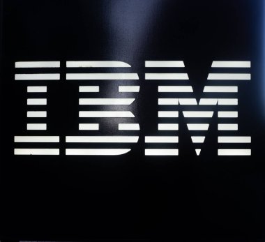 Marka sembolü. Backlit IBM şirket logosu.