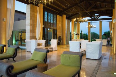 Yunanistan 'da tatiller, güzel tatil oteli Costa Navarino, Yunanistan' da lüks bir seyahat merkezi ve dünya kadar otantik deneyim sunuyor,