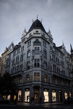 Prag 'da gökyüzü arka planı bulutlu bir binanın dikey görüntüsü.