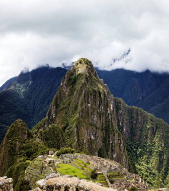 Machu Picchu dağının güzel manzarası ve Peru 'daki bulutlar.