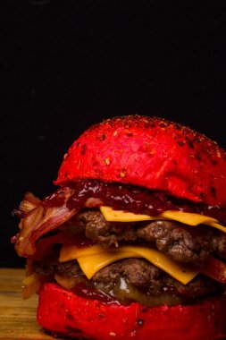 Etli, peynirli, renkli ve normal ekmekli zanaatkar hamburgerler.