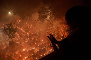 Hindu fanatiklerin Sri Sri Lokenath Brahmachari tapınağının önünde toplandığı yüksek açılı bir manzara.