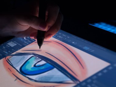 Dijital tablet üzerinde gece çizim yapan elleri kapatın, 22 Haziran 2022.