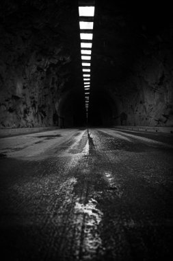 Yosemite Ulusal Parkı 'ndaki bir tünelin dikey gri tonlu görüntüsü.