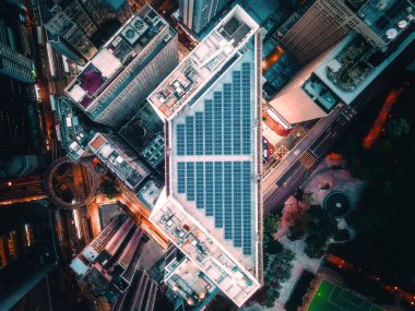 Geceleri Hong Kong 'daki modern binaların havadan görünüşü.