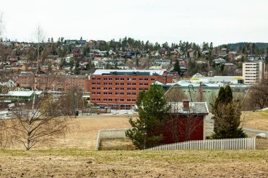 Binalar doğal bir manzarayla çevrili.
