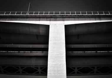 Köprünün gri tonlu bir görüntüsü.