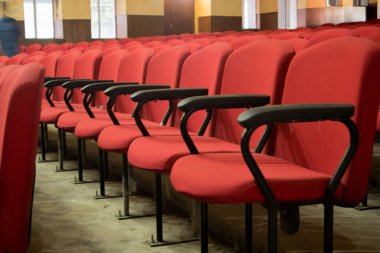 Tiyatroda boş kırmızı sandalyeler..