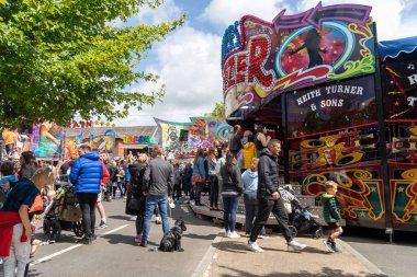 İnsanlar Morpeth Fair Day, Northumberland, İngiltere 'de harika vakit geçiriyorlar.