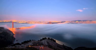 San Francisco, California 'daki tepeden Golden Gate Köprüsü' nün sisli manzarası nefes kesici.