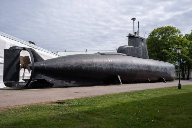 Horten 'deki Deniz Müzesi. KNM Blink gemisi, Utstein denizaltısı, farklı tip ve yaşlarda çeşitli toplar. Güneşli bahar günü.