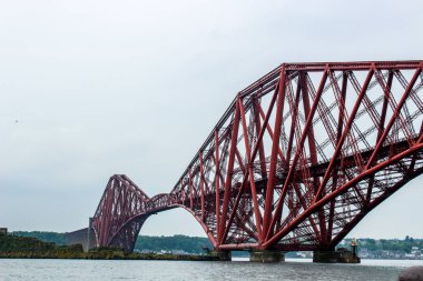 Dördüncü Köprü, İskoçya 'nın doğusunda Forth of Forth boyunca uzanan bir kantilever demiryolu köprüsü. İngiltere.