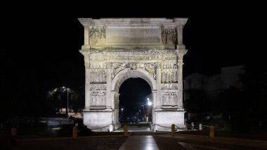 Benevento, Güney İtalya 'daki ünlü Trajan Kemeri' nin açık hava görüntüsü.