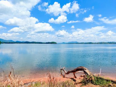 Güneşli bir günde huzurlu bir göl üzerinde büyüleyici bir manzara.