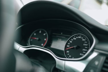 Bir arabanın ön panelinin yakın çekimi.