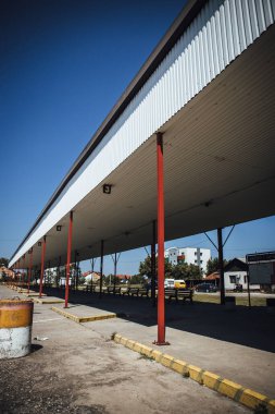 Bosna-Hersek 'in Brcko kentindeki boş otobüs terminalinin dikey çekimi