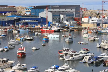 23 Temmuz 2011, Ilulissat, Grönland, Grönland renkli tekneli liman manzarası (yatay))