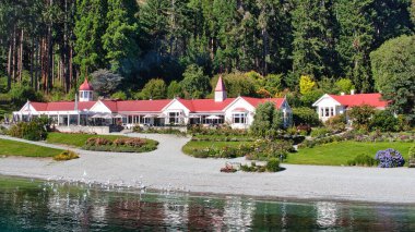 Yeni Zelanda, Queenstown yakınlarındaki Walter Peak Çiftliği 'nin Wakatipu Gölü manzarası