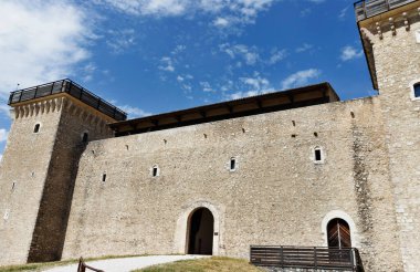 Spoleto, İtalya, 29 Mayıs 2022, tarihi Spoleto, Umbria 'ya bakan ortaçağ kalesi Rocca Albornoziana