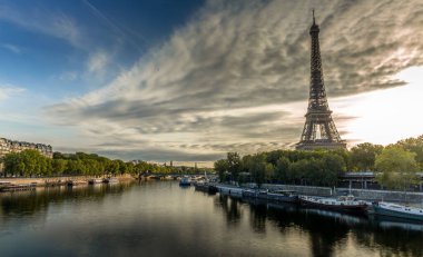 Paris 'teki Eyfel Kulesi' nin güzel bir manzarası Fransa 'da günbatımı ışıkları altında