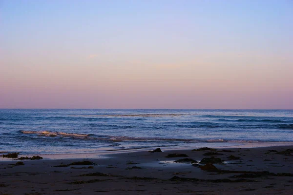 美丽落日的天空背景下的浩瀚大海风景 — 图库照片