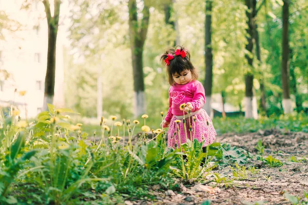 Primo Piano Una Bambina Accompagnata Dalla Madre Una Bella Giornata — Foto Stock