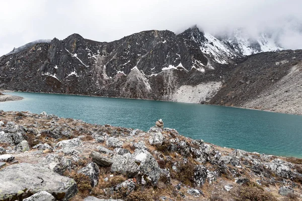 Una Vista Panorámica Las Montañas Rocosas Envueltas Nubes Con Lago —  Fotos de Stock