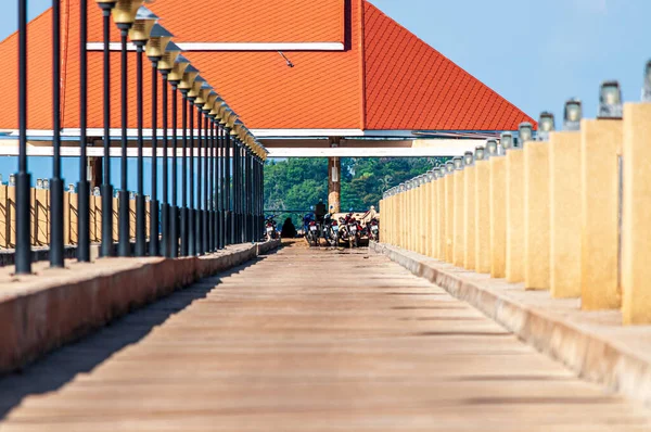在泰国Koh Lanta的一个阳光明媚的日子看到一个船坞 — 图库照片